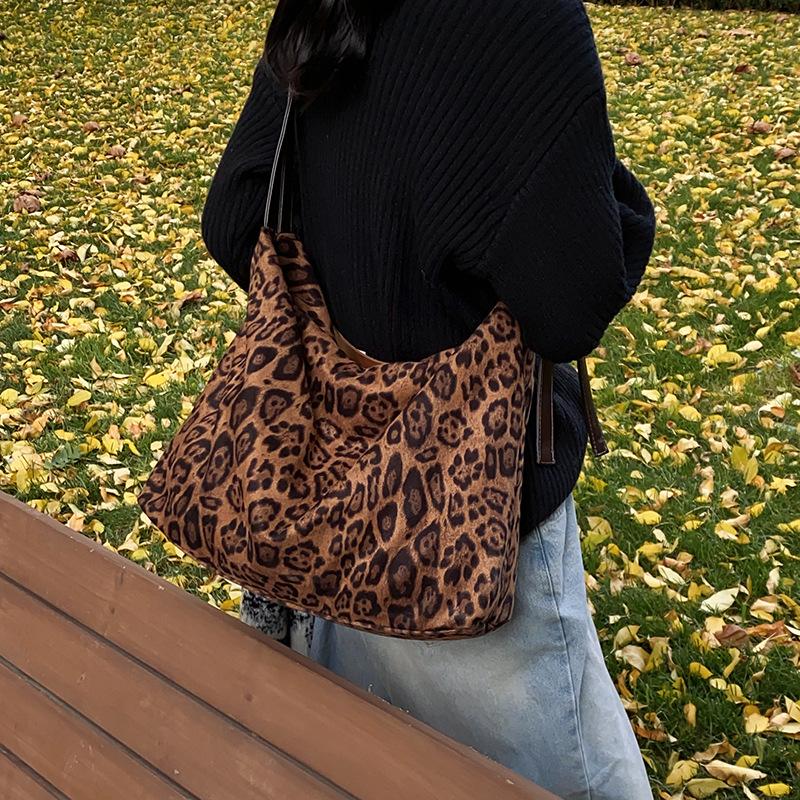 Large capacity tote bag, simple solid color leather velvet shoulder armpit bag 2025 autumn new retro women's bag