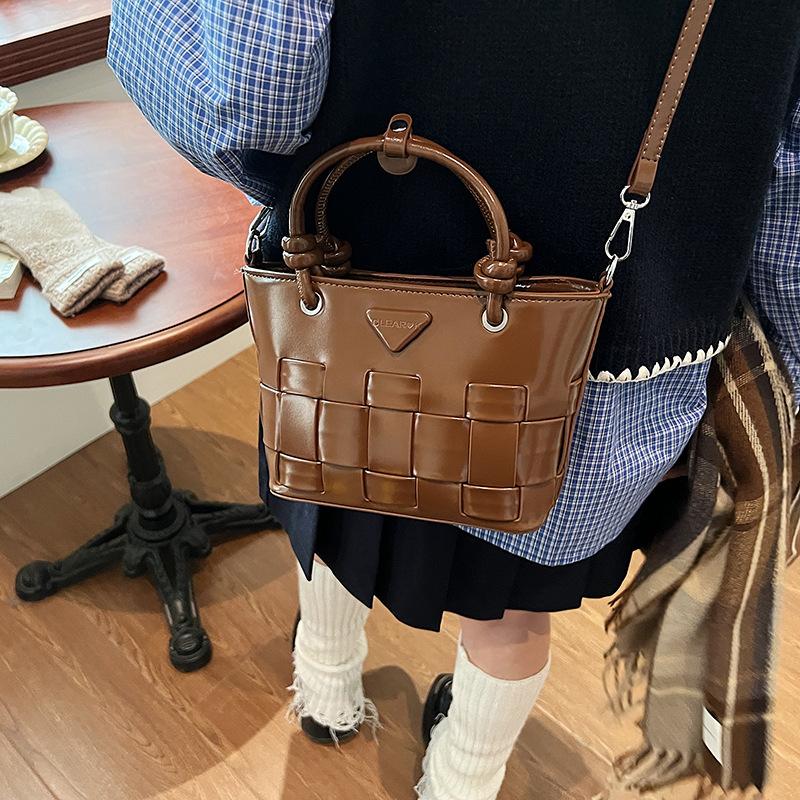 Retro hand-carried bucket bag, high-end women's bag, design sense, woven vegetable basket, messenger bag, fashion bag.