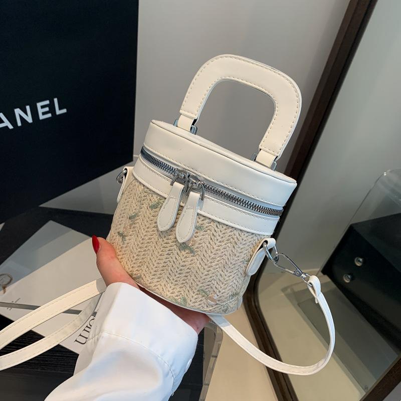 

В этом году популярная нишевая дизайнерская сумка-сплайсинг 2024 года, новая женская сумка, летняя контрастная цветная сумка-мессенджер, текстурная ручная сумка белый