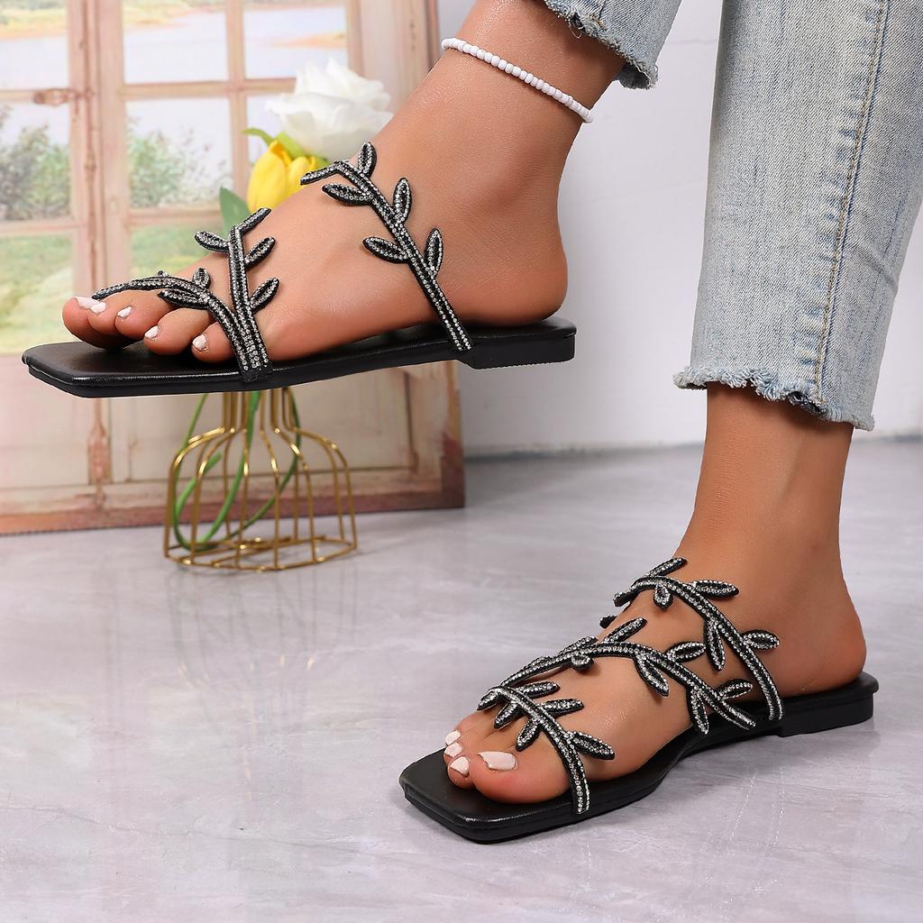 Plus-size Flat Shoes - Fashionable New Style Beach Flip-flops for Women