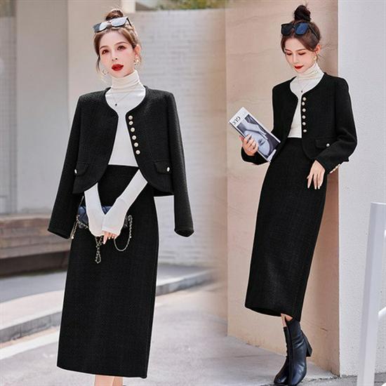 

Мода осень/зима 2023: Костюм-двойка с небольшим жакетом и юбкой А-силуэта XXL чёрный