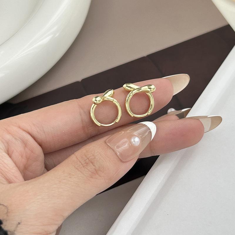 Simple Metal Cross Ear Buckle Fashion Trend Simple Earrings Women'S High Sense Versatile Cold Wind Ear Jewelry
