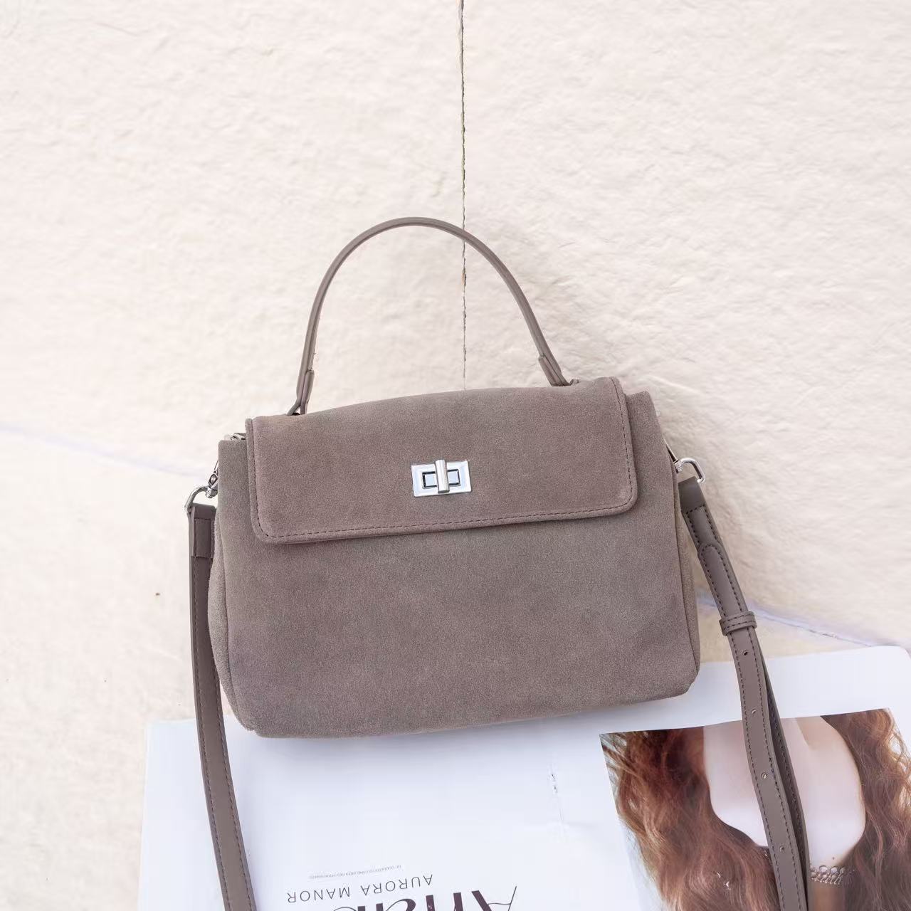 

2025 Женская роскошная сумка через плечо из натуральной коровьей кожи, сумка-мессенджер для работы, ретро-коричневая, из искусственной замши, модная осенне-зимняя сумка на плечо 25x10x18.5cm серый