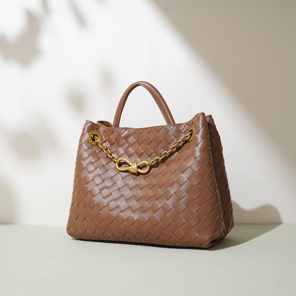 The Woven Leather Metal Rope Buckle Single-shoulder Bag Is Fashionable, Trendy and Niche, Suitable for Street Commuting