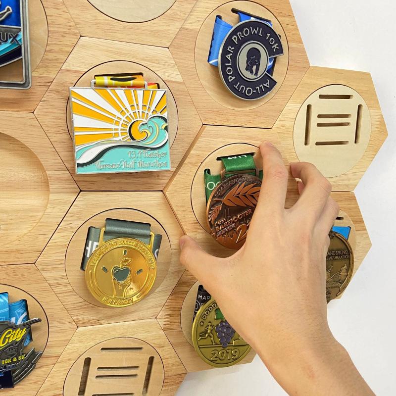 Supporto espositore per medaglie in legno Design esagonale a nido d'ape Scatola porta premi sportivi Decorazione creativa da parete Decorazione per la casa