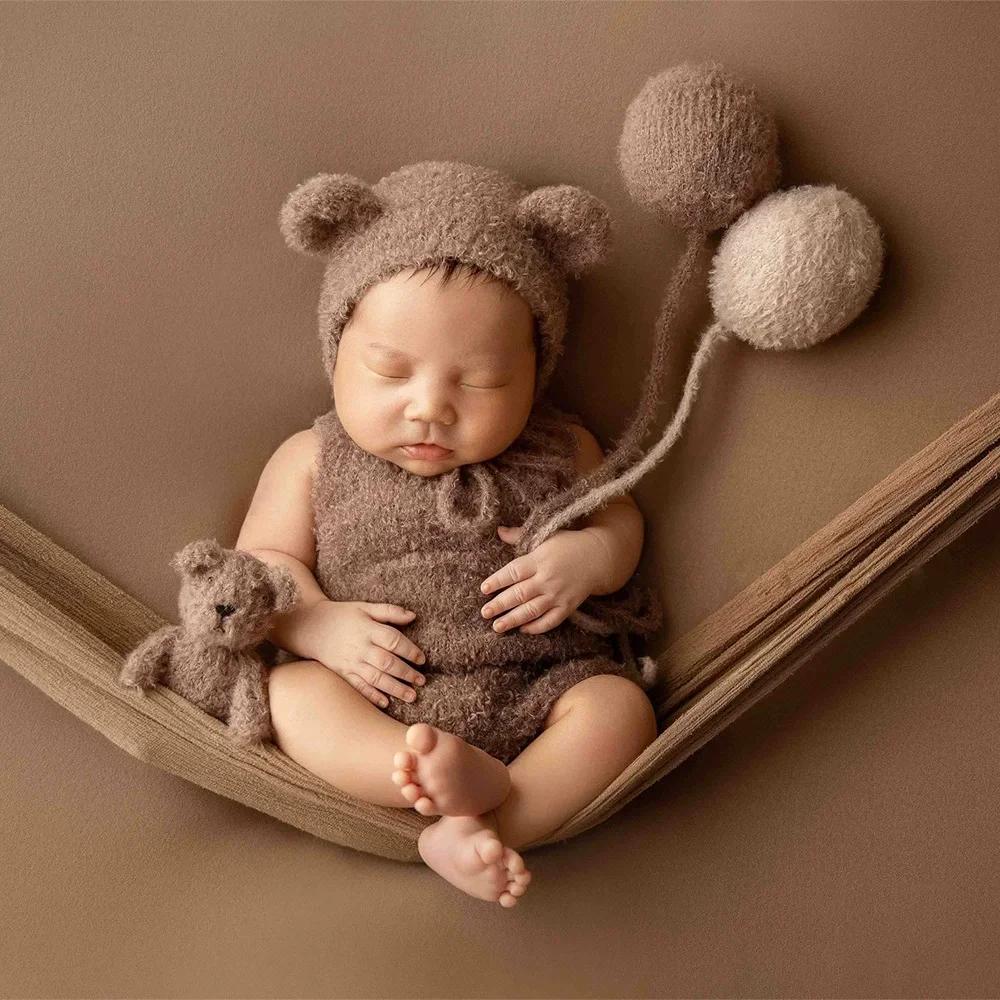 Handmade Knitted Brown Bear Doll Lovely Baby Photography Prop with Balloon Dual-Use as Infant Toy Photo Decoration Accessories