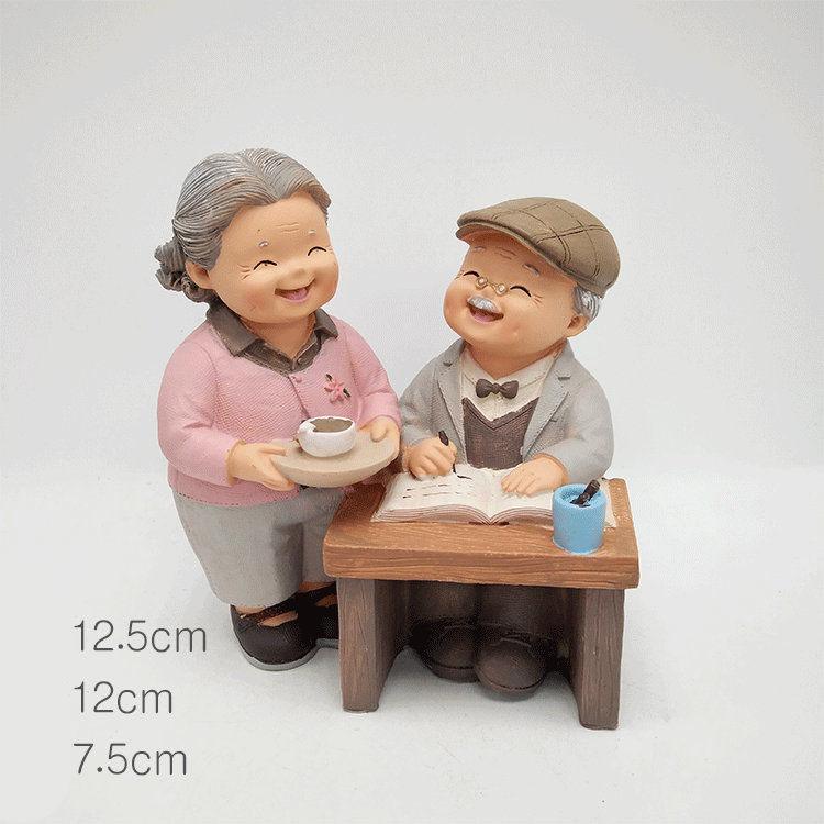 Barbarei-Valentinstag-Sweetheart-Liebhaber bleiben zusammen und überreichen ein Geschenk