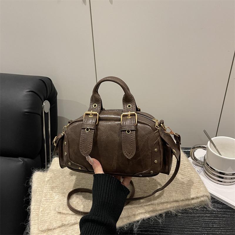 Trend Y2K Retro Rivet Shoulder Bag Spicy Girl Vintage Underarm Bag Pu Leather Handbag Locomotive Bowling Bag