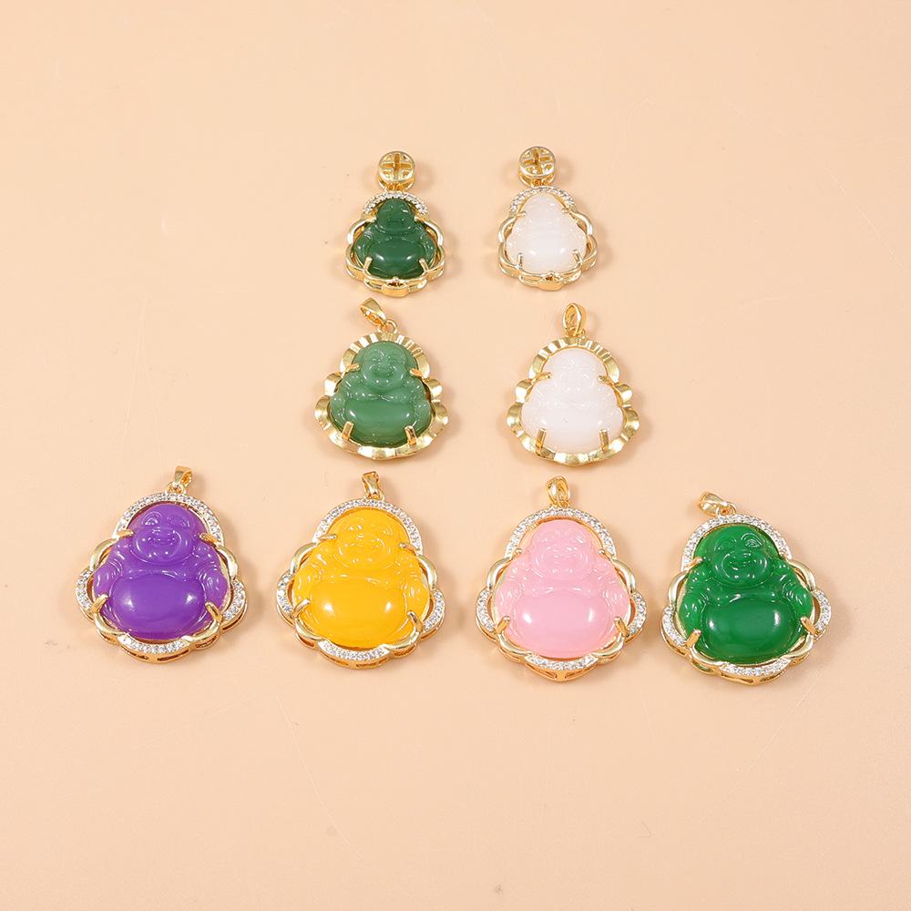 Mehrfarbiger Chalcedon Buddha Anhänger für Damen mit vergoldetem Kupfer und Diamant-Inlay an einer Schlüsselbein-Kette