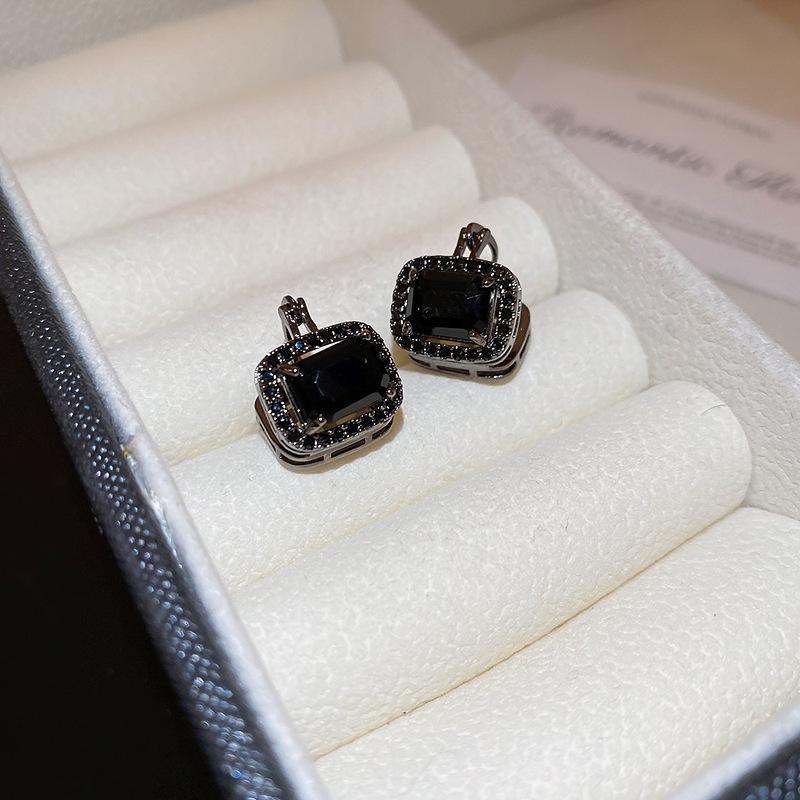 

Элегантные двухсторонние квадратные серьги с цирконием: Модно и универсально для женщин