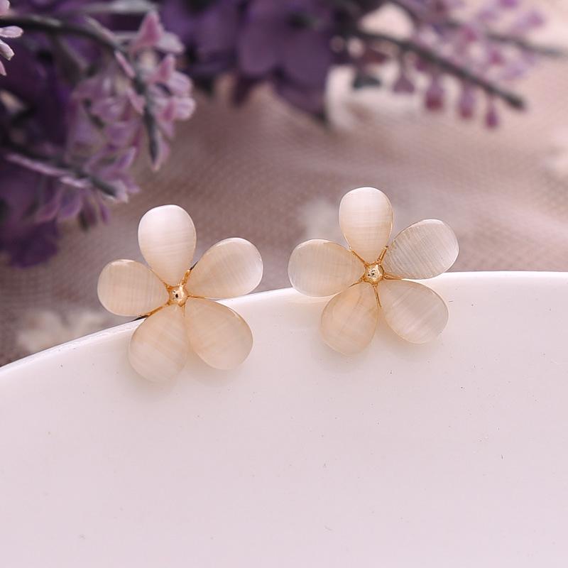 Women Stylish Pure White Flower Ear Stud