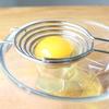 Nuovo acciaio inossidabile creativo lungo manico bianco d'uovo tuorlo d'uovo separatore uovo filtro uovo liquido netto gadget da cucina