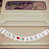 Elegantní bílý banner 'Just Married' - Ideální pro svatební a předsvatební výzdobu, rekvizita do fotokoutku a zahradní párty potřeby, svatební věnec