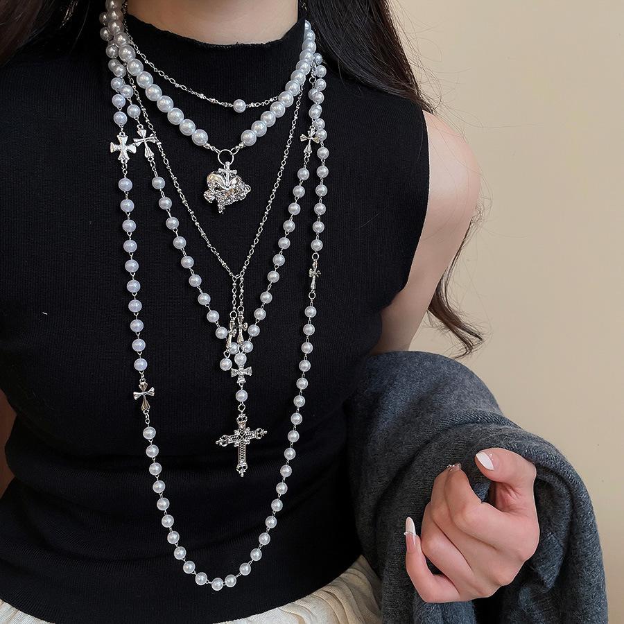 Geometric Round Flower Pearl Clavicle Necklace: Retro European & American Design