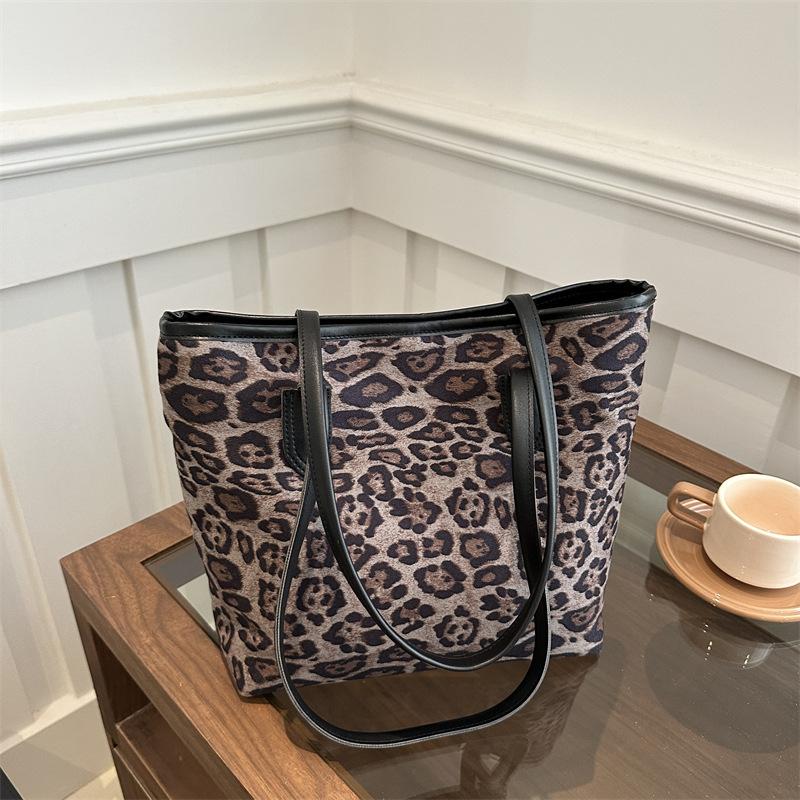 This Year, the Super Fire Leopard Print Tote Bag Women's 2025 New Versatile Autumn and Winter Large-capacity Student Class Shoulder Commuting Bag
