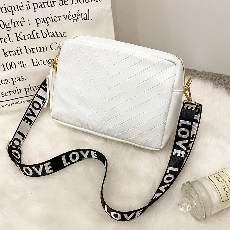 

Women s new fashion trend oblique span bag pattern shoulder bag letter wide chain simple bag белый