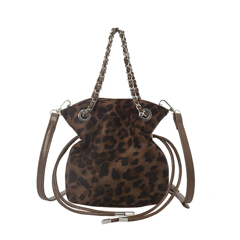 This year's popular bags are women's autumn and winter 2025 new leopard print niche messenger bags, casual portable bucket bags.