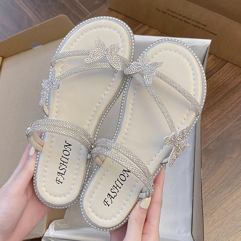

Красивые шлепанцы на плоской подошве для женской летней носки 2025 новые стразы-бабочки с юбками и двумя сандалиями. 40 бежевый