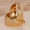 Dicke Breite Gebogene Tropfenform Goldene Creolen Äußere Diamantschliff-Textur Innere Glatte Polierte Clipschlaufe Damen Elegante Accessoires