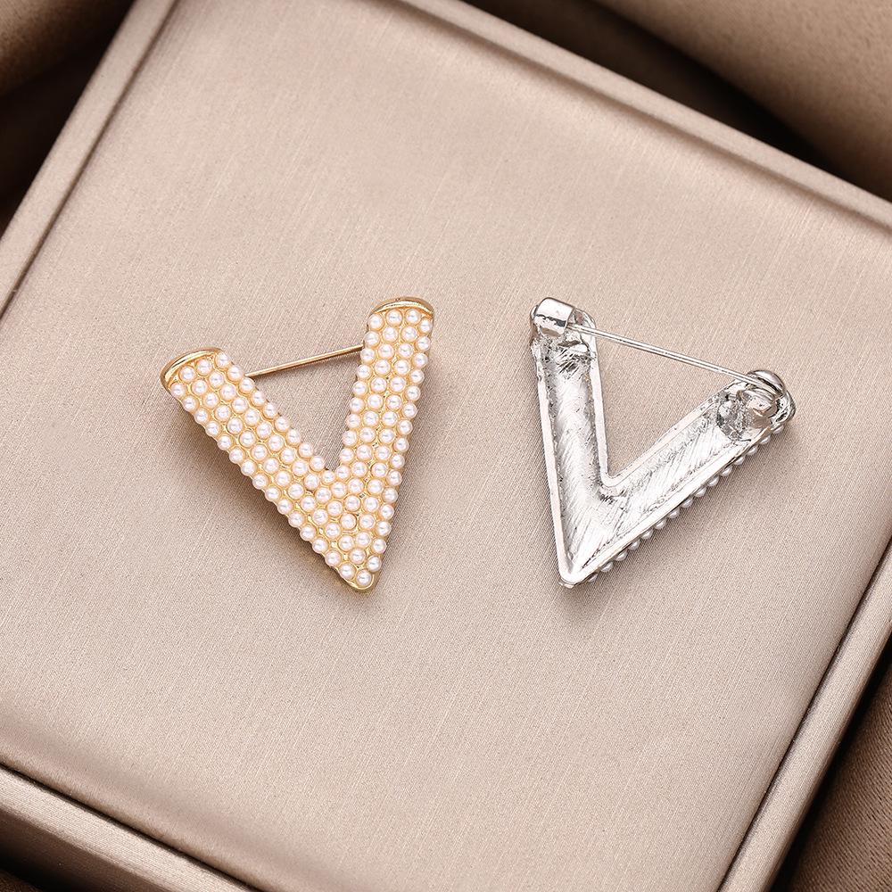 Luxury Pearl & Rhinestone V-Shaped Brooch – Elegant Anti-Exposure Corsage Accessory for Suits.