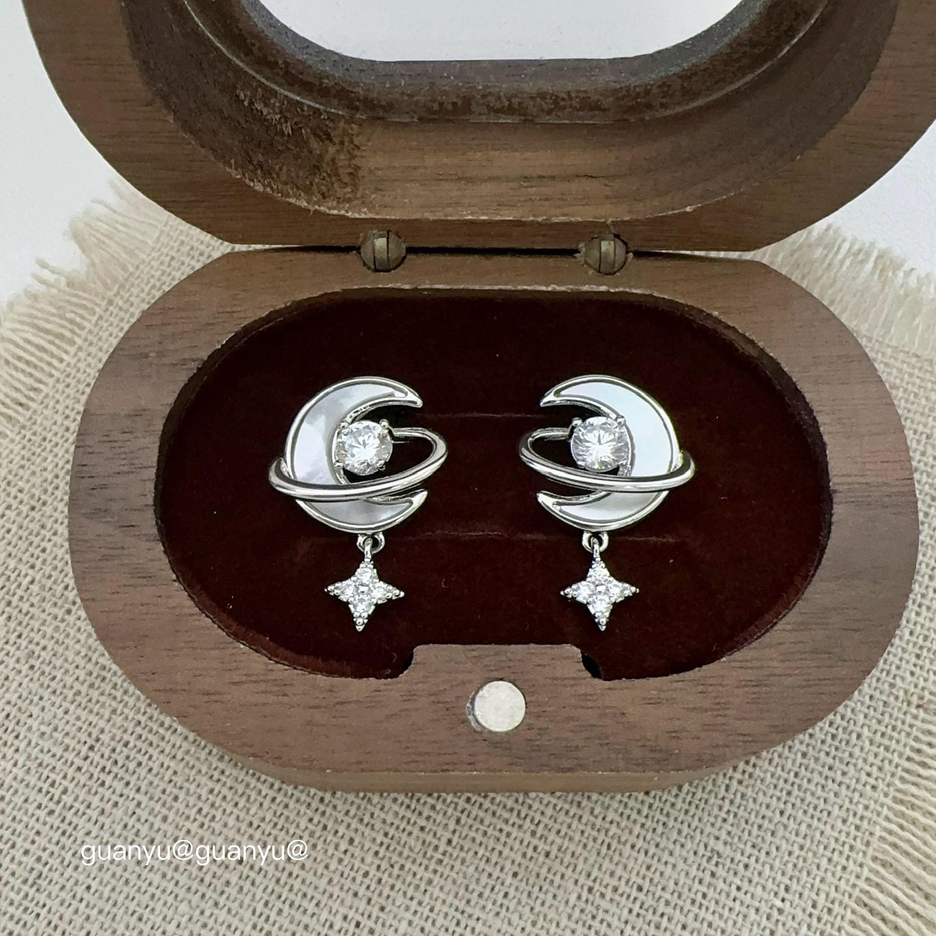 

Exquisite Moon Shell Zircon Pendant Stud Earrings: High-End, Versatile, Sweet, and Luxurious for Women