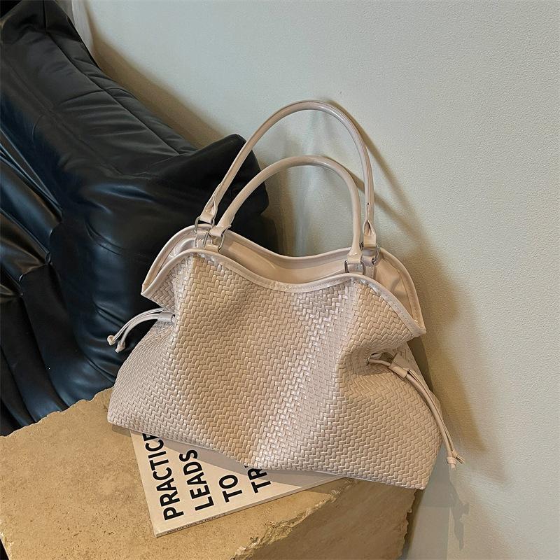 Korean Style Woven Texture Tote Bag: 2026 Fashion Versatile Shoulder Bag, Lazy Style, Large Capacity for Women.
