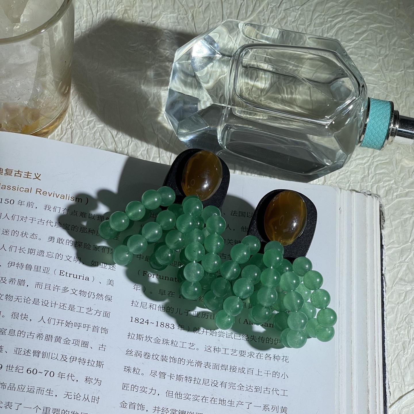 Серьги-пусеты из смолы цвета эбенового дерева с янтарными вкраплениями и веерообразной глазурованной кисточкой, умные, белые Earrings