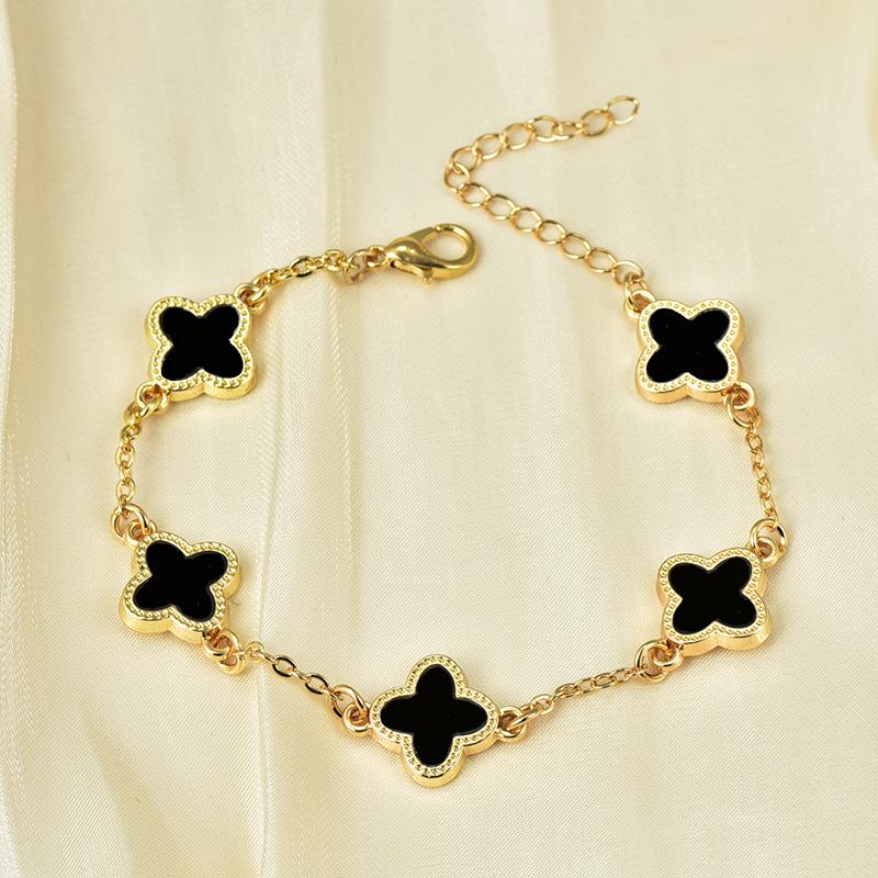Four-Leaf Clover Bracelet: Elegant Women's Jewelry with a European and American Flair.