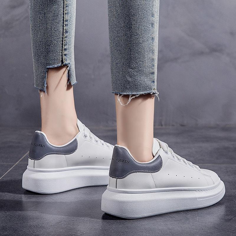 McQueen høst og vinter hvite sko herre- og damesko 2025 nye plattform casual allsidige sportssko par høydeøkende brettsko