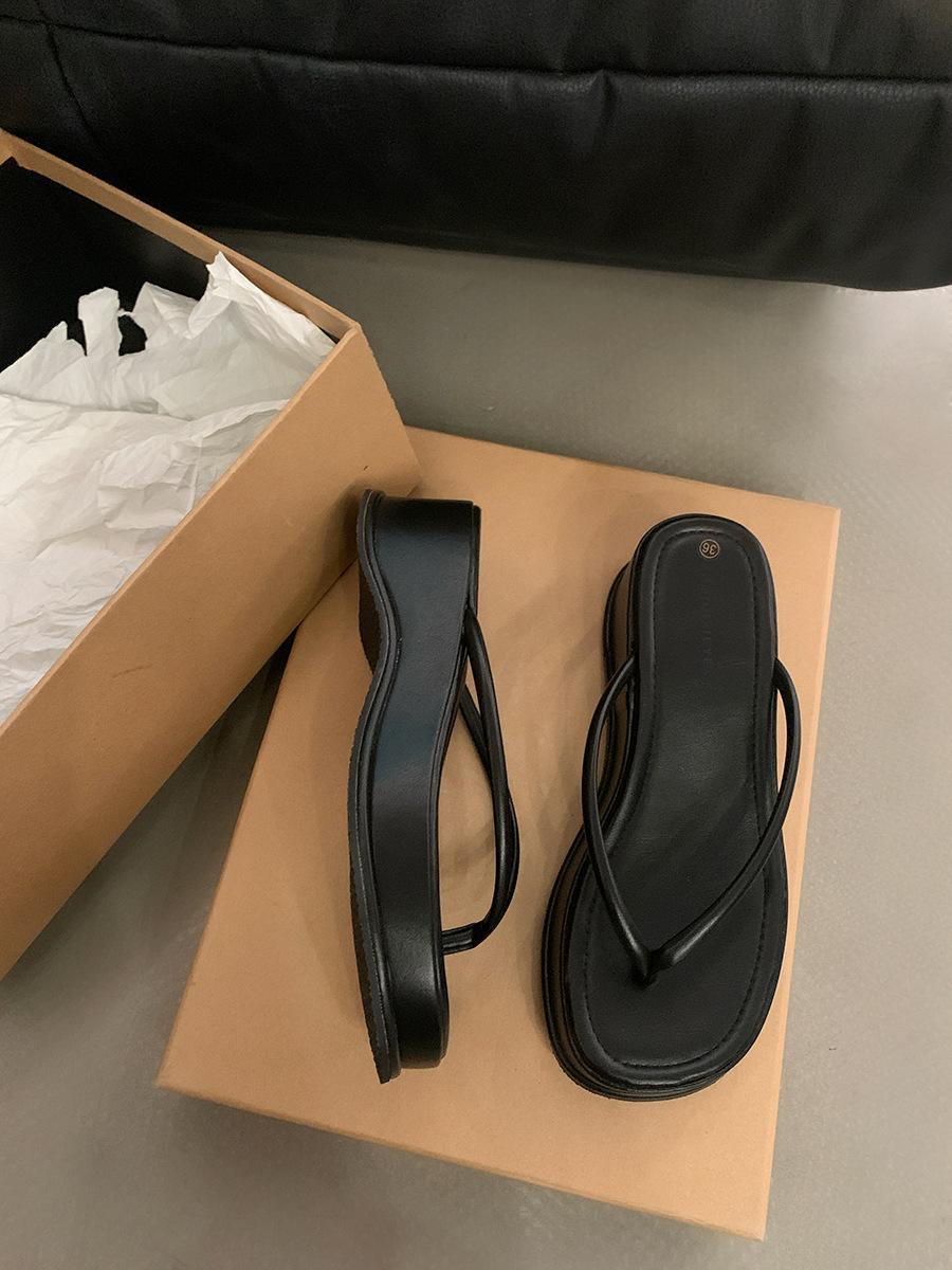 

Простые и универсальные шлепанцы женские туфли 2024 новые летние с утолщенной подошвой пляжные сандалии 37 чёрный