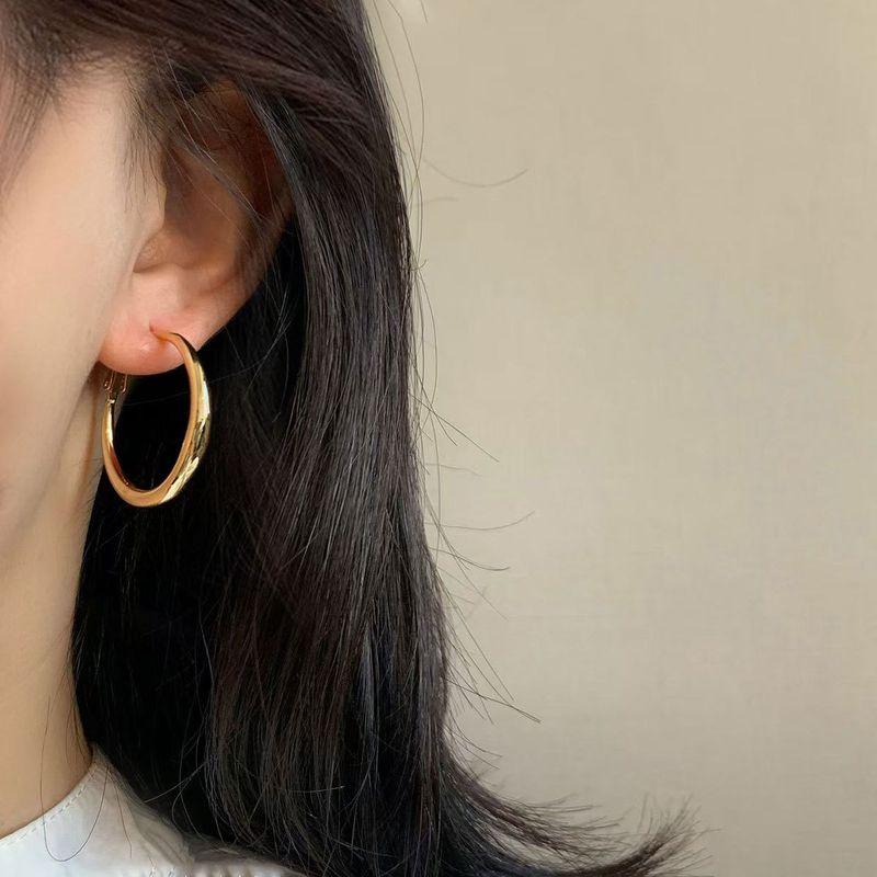 

Joyau Royal Sister Feeling Oval Earrings Western Style Texture Glossy Fashionable Hollow Big Circle Ear Studs Painless Ear Clip A Pair of 3cm Silver Earrings [with Pierced Ears]