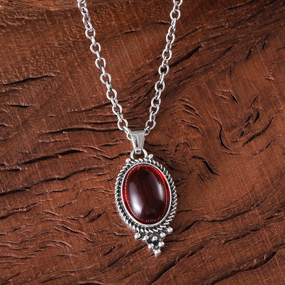1PC Vintage Bohemian Garnet Pendant Necklace for Women Creative Gorgeous Carved Red Personalized Necklace Jewelry Accessories