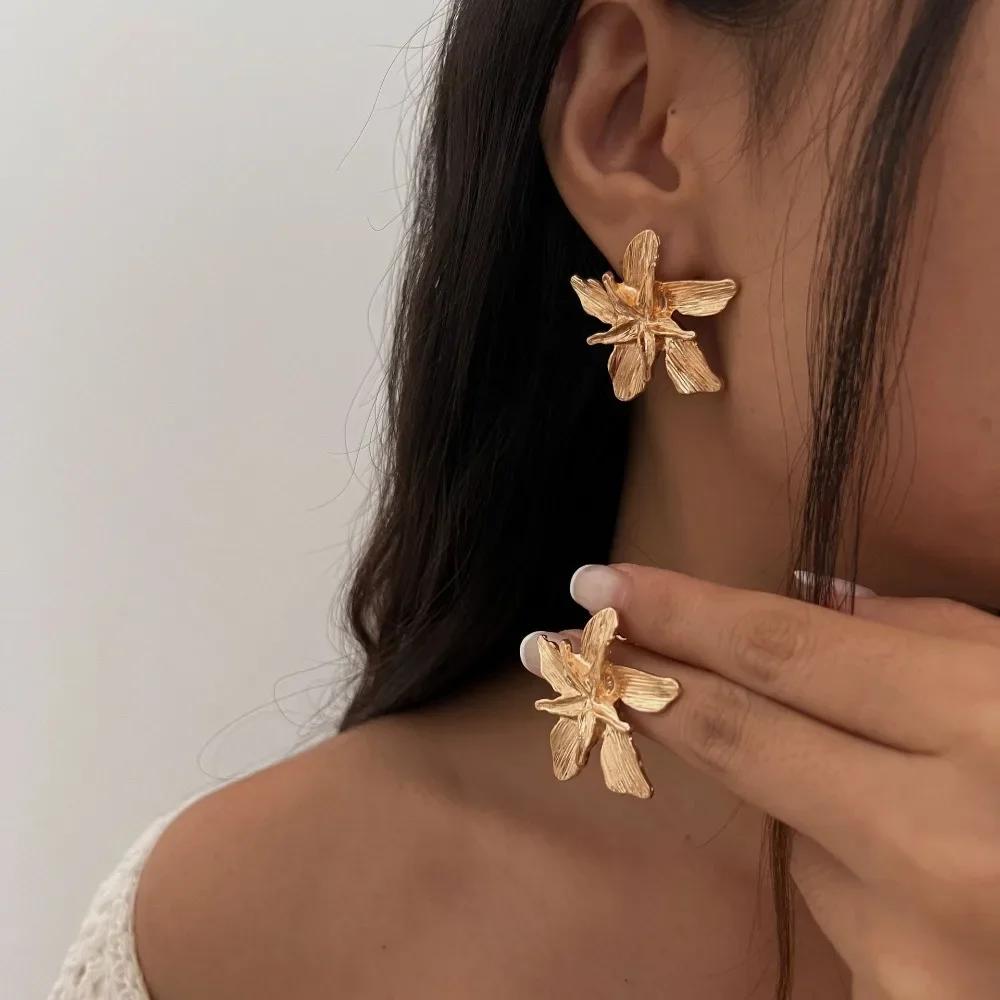 Exaggerated Three-dimensional Pleated Metal Flower Choker Collar Personalized Flower Necklace