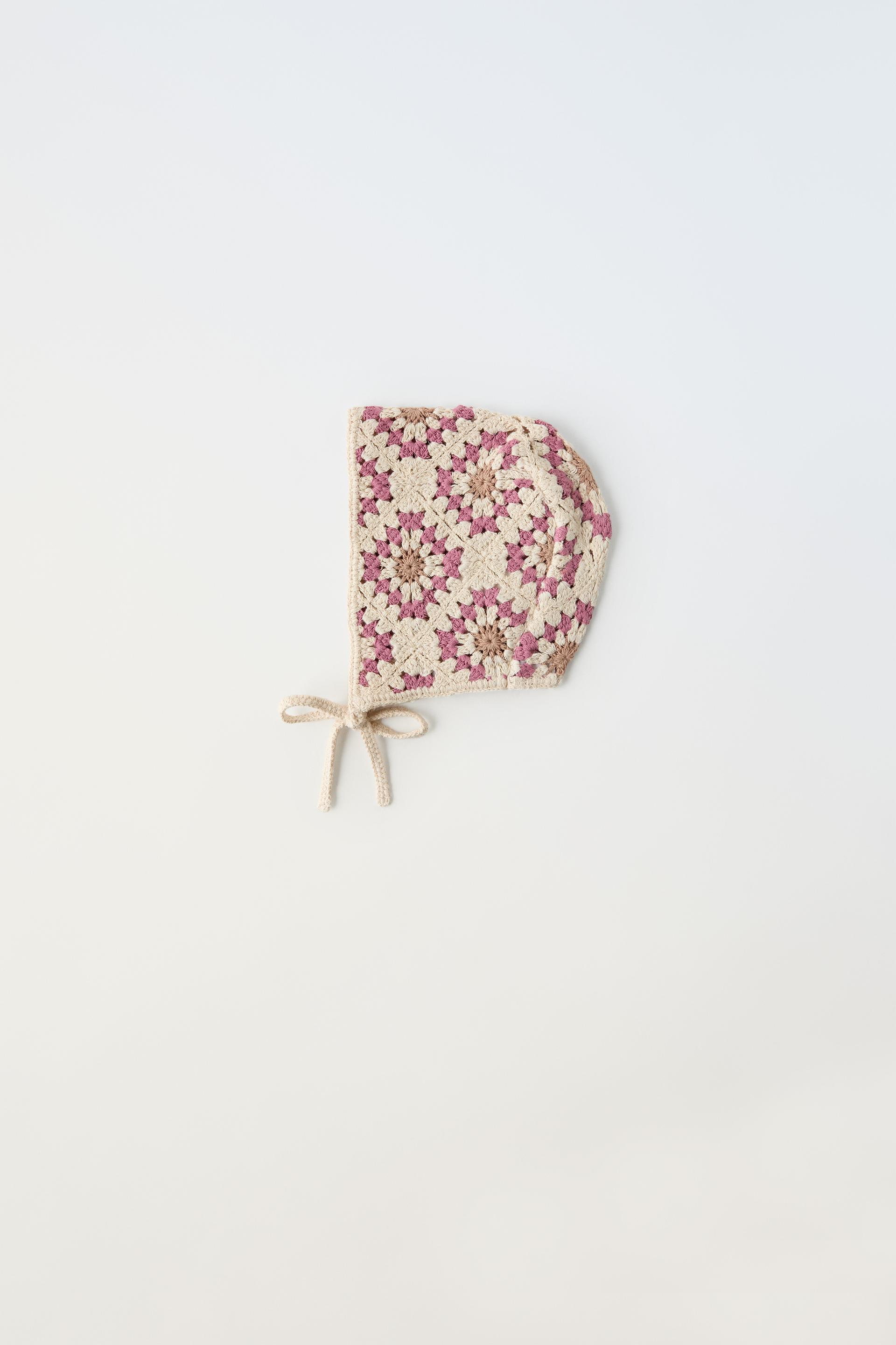 

ВЯЗАННАЯ ШАПКА С ЦВЕТОЧНЫМ КРЮЧКОМ