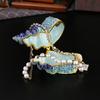 Caixa de joias azul concha incrustada com diamantes de luxo leve, tampa flip, protetor de poeira para anel, brincos de tarraxa, armazenamento de joias, ornamento de artesanato em metal.