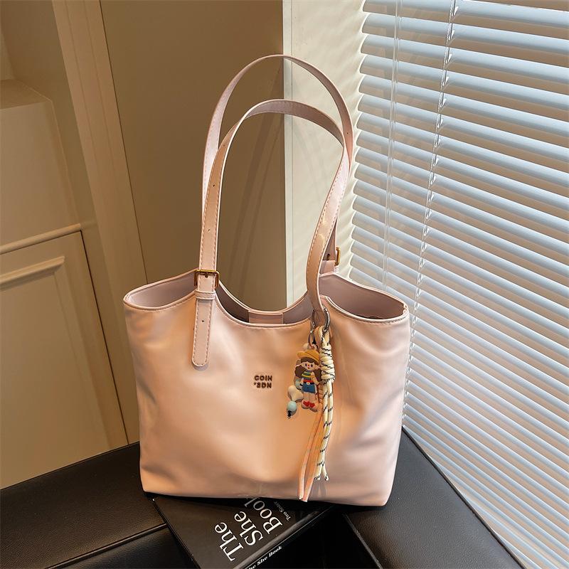 

Retro large-capacity commuter bag women s 2025 autumn/winter new versatile shoulder bag casual tote bag розовый