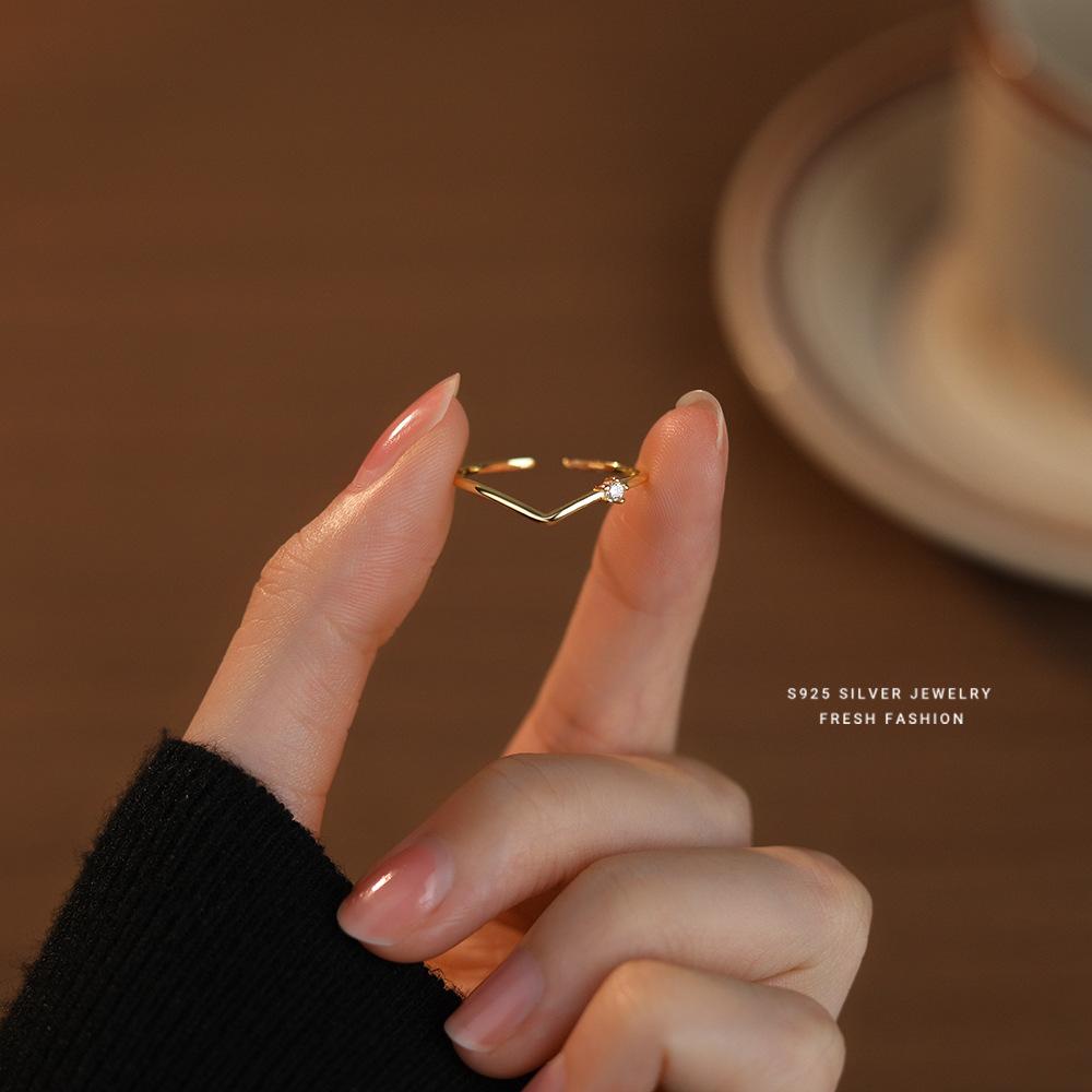 

Fashion S925 Sterling Silver Light Luxury V-shaped Shiny Zircon Ring Women Wedding Engagement Fine Jewelry Gift золотий