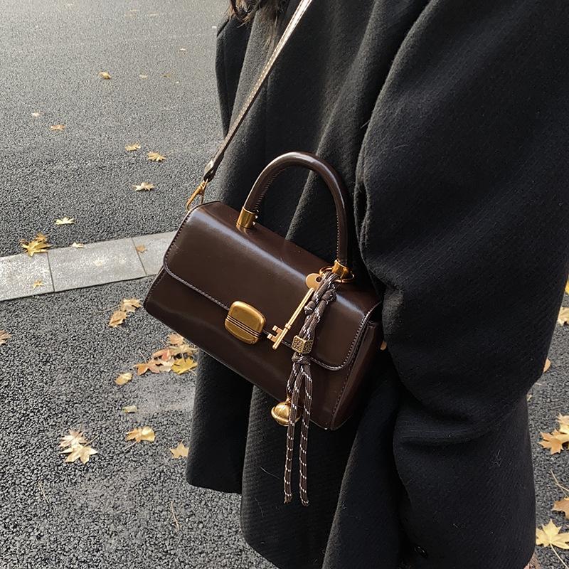 

Премиальная ретро маленькая квадратная сумка под мышкой 2025 новая модная универсальная сумка-тофу женская на плечо/мессенджер 22*8*13