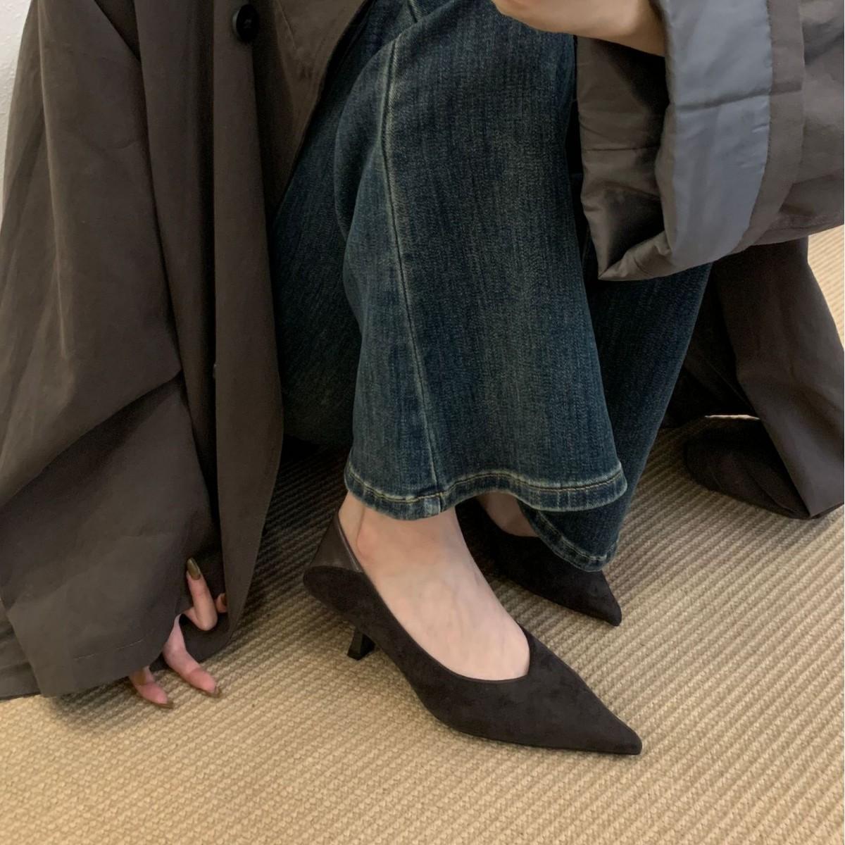 

2025 new Korean version pointed head shallow mouth splicing foot cover soft sole commuter work thin heel women s shoes 39 серый