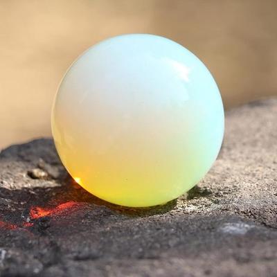 Boule de cristal d'opalite avec support en métal, boule de pierre précieuse, sphère de guérison, sculpture, figurine pour divination Fengshui, décoration de la maison, sphère de cristal