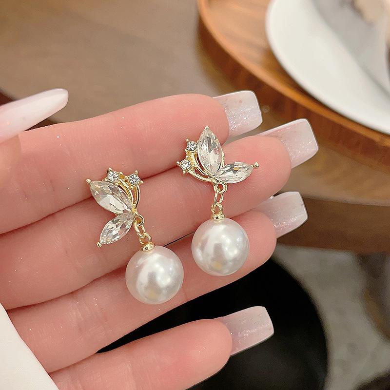 Elegant French Pearl Butterfly Earrings: High-End Design & Light Luxury Accent