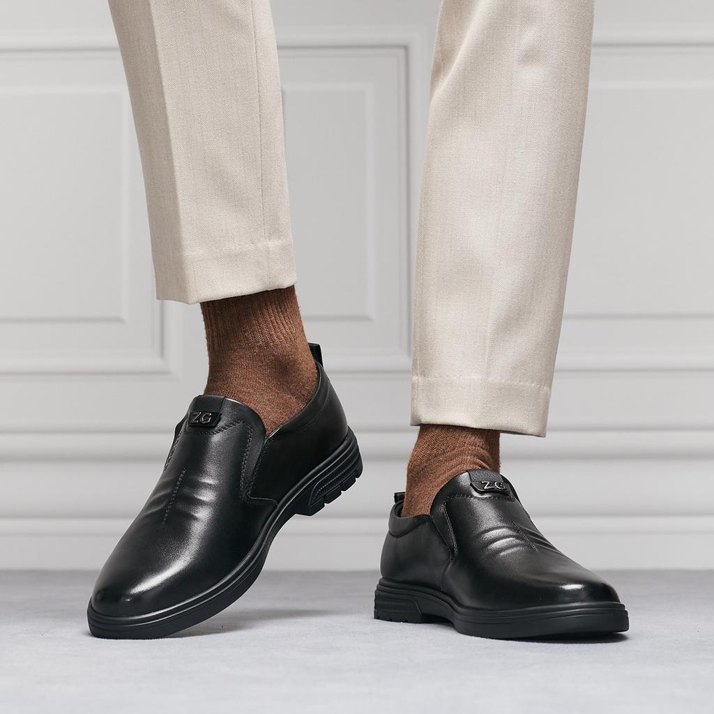 First layer cowhide men's business casual leather shoes 2026 new men's genuine leather one foot pedal all black soft sole official shoes