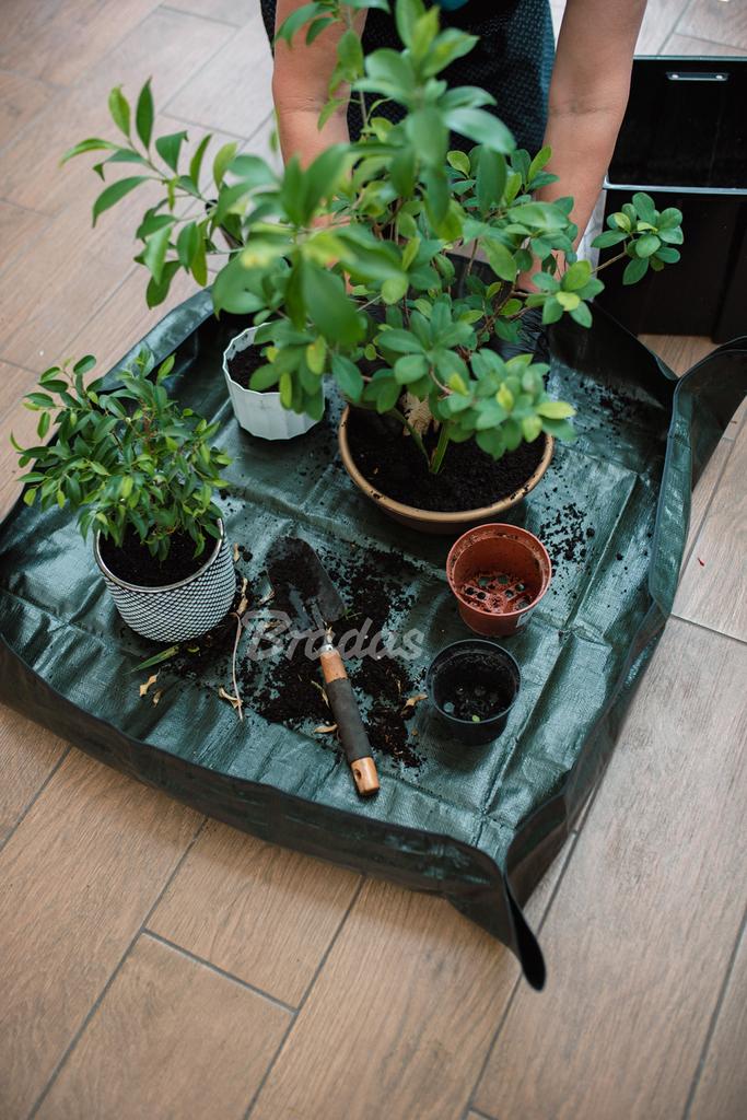 Plant Transplanting Mat 66x66 Gardening Mat for Planting and Transplanting Flowers Pots Seedlings Foldable Waterproof Tq-P1/070