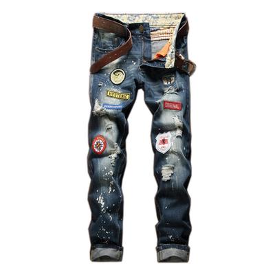 Európai és amerikai férfi szakadt farmer jelvény egyenes szárú slim fit farmer fröcskölt festékkel koptatott divatos nadrág