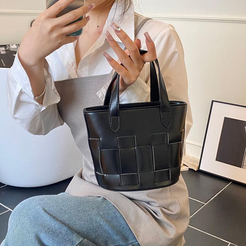 High-end niche woven bag women's new summer shoulder messenger bag fashionable portable bucket bag