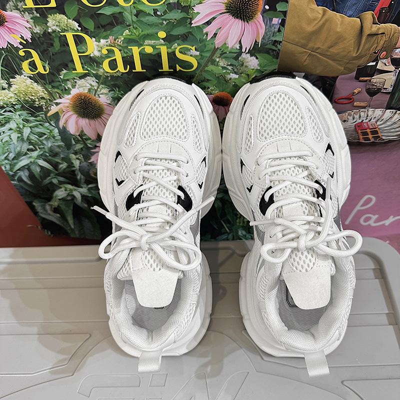 Paar neue modische, lässige Sportschuhe für Frühling und Herbst: leichte, vielseitige Plateau-Schuhe, atmungsaktive Single-Sneaker.