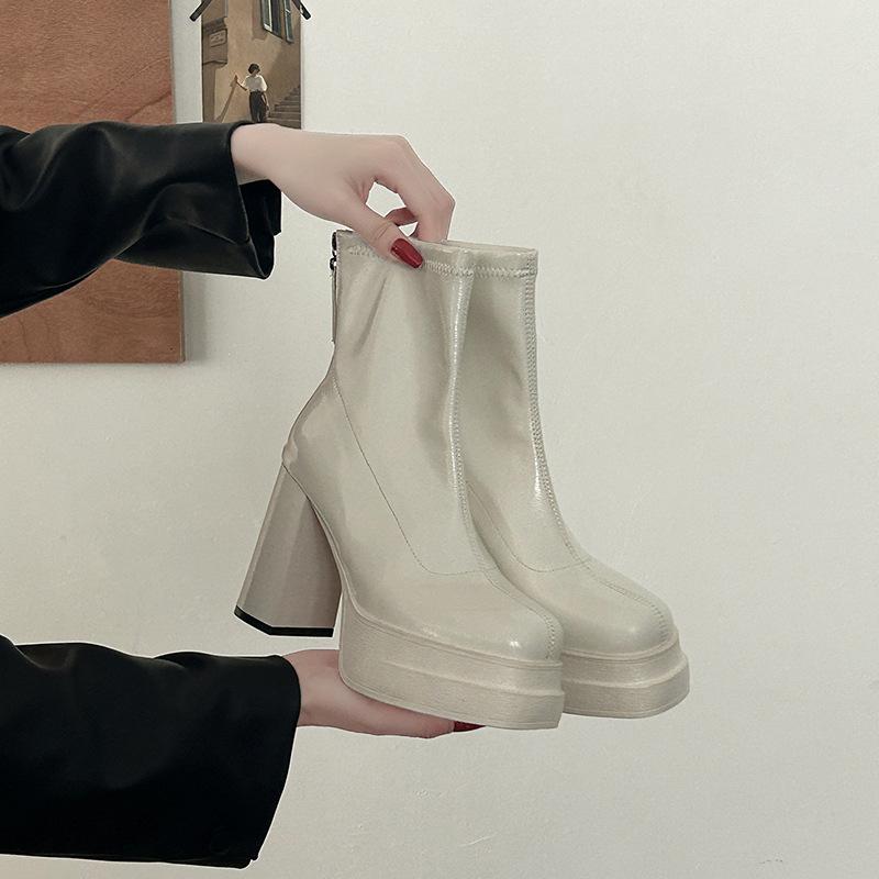 

Модные милые и крутые черные короткие ботильоны на высоком каблуке женские 2025 осень новые жареный стрит с юбкой небольшие ботинки на платформе 39