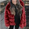 Cappotto da donna slim-fit di media lunghezza con cappuccio in ecopelliccia Autunno/Inverno 2025