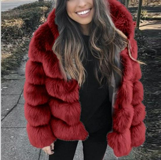 Cappotto da donna slim-fit di media lunghezza con cappuccio in ecopelliccia Autunno/Inverno 2025
