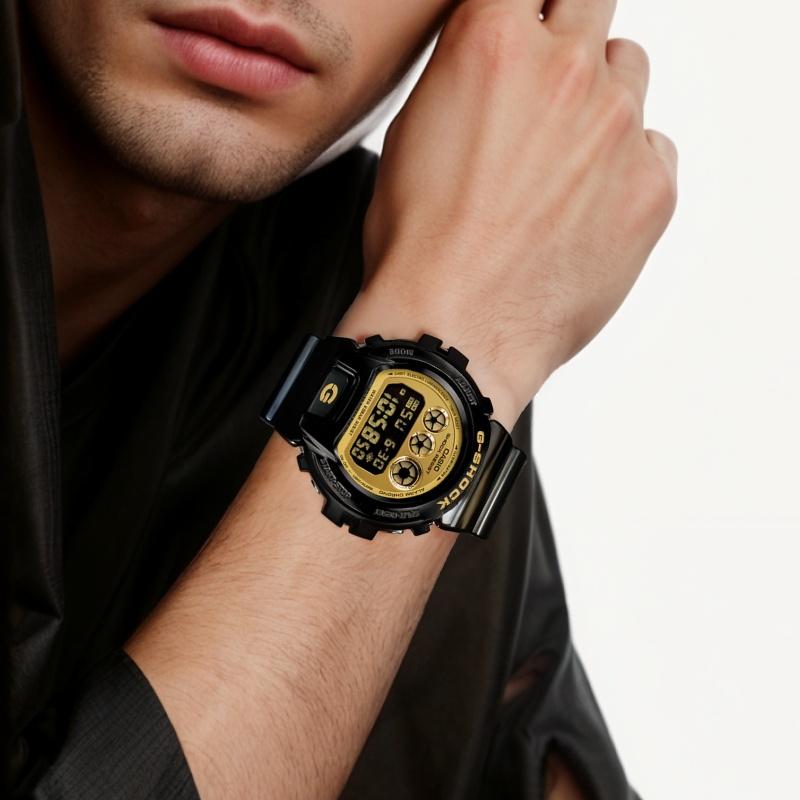 Casio Stoper/timer LCD z trzema wyświetlaczami, podświetlenie EL, wodoodporny, antymagnetyczny i odporny na wstrząsy, do sportów rekreacyjnych, mechanizm kwarcowy DW-6900CB-1DS